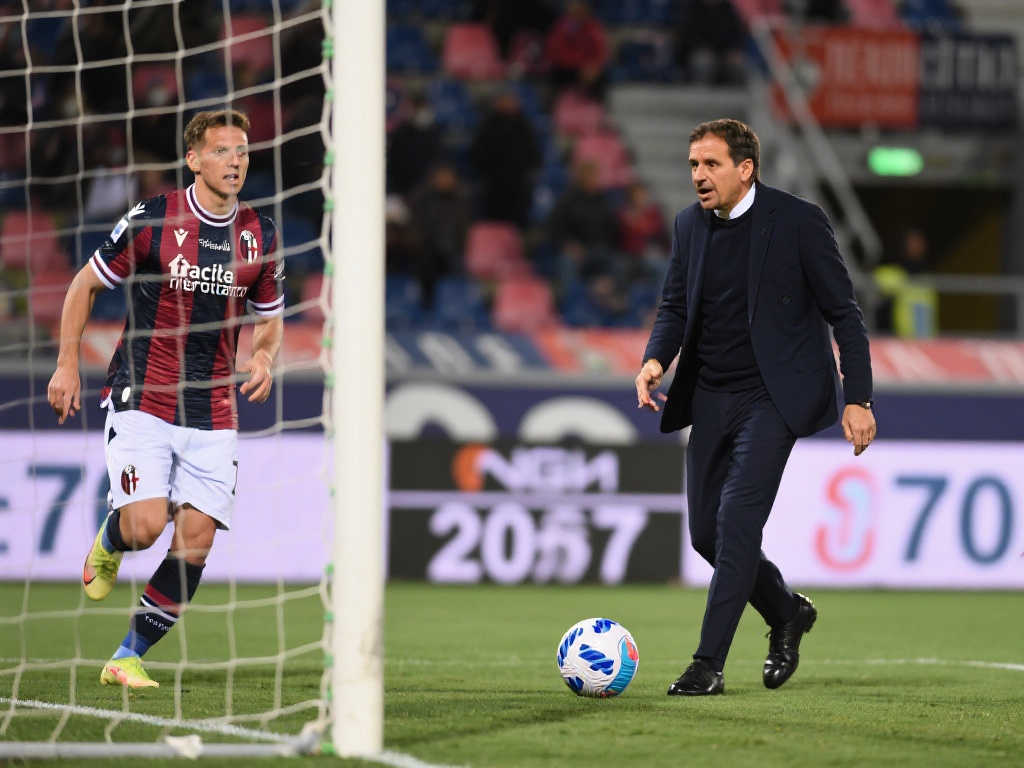 羅斯在芝加哥快閃花店中現身高舉MVP獎杯的瞬間.